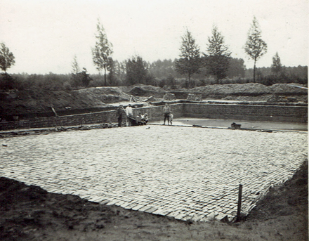foto van mannen die het zwembad met de schop uitgraven